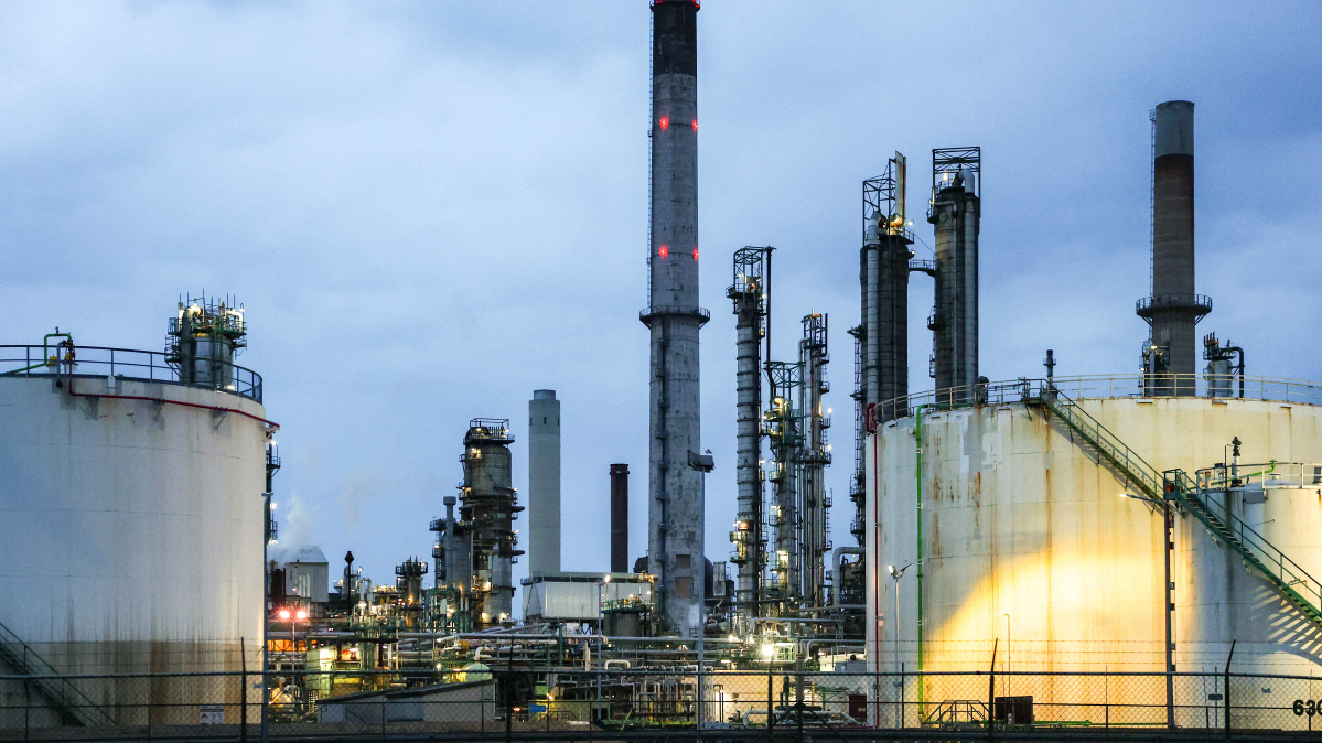 Oil prices surge as U.S.- Iran talks collapse, dollar strengthens and stocks fall