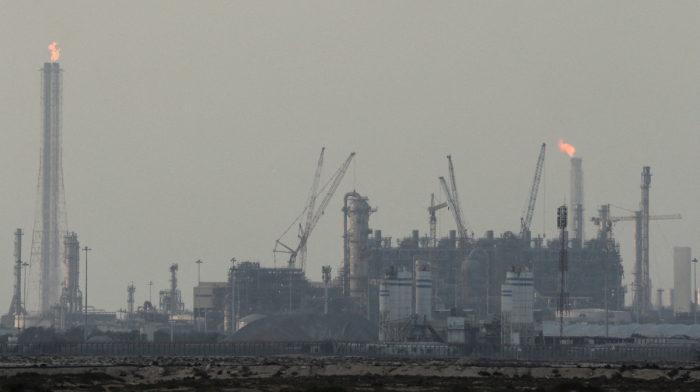 Oil prices plunge as U.S.-Iran hostilities pause