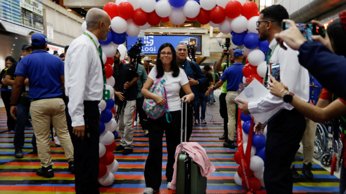 U.S. passenger flights resume to Venezuela after seven-year suspension