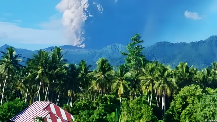 Search underway for 20 hikers trapped after Mount Dukono eruption