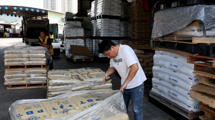 China's exports surge as overseas buyers rush orders