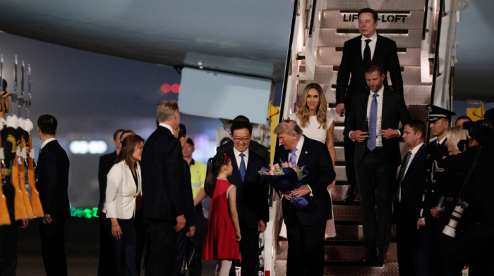 Trump begins high-stakes summit in Beijing with lavish welcome