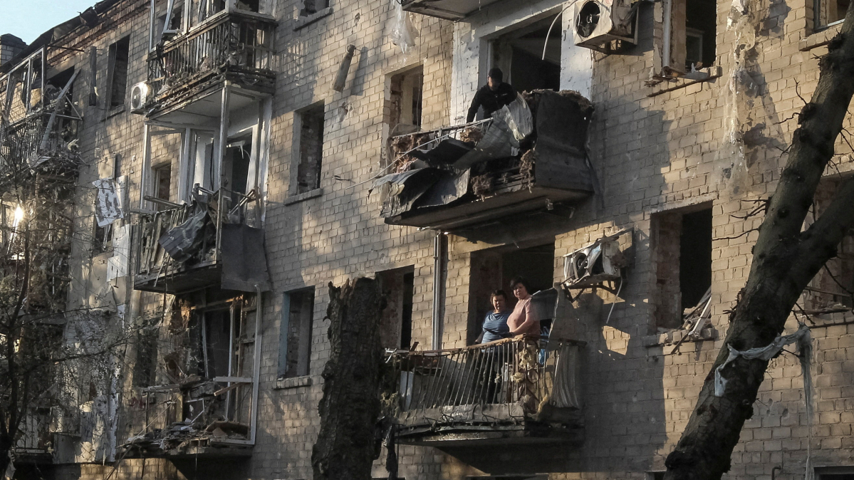 Russian strikes kill two in Ukraine as Kyiv drones target central Russia
