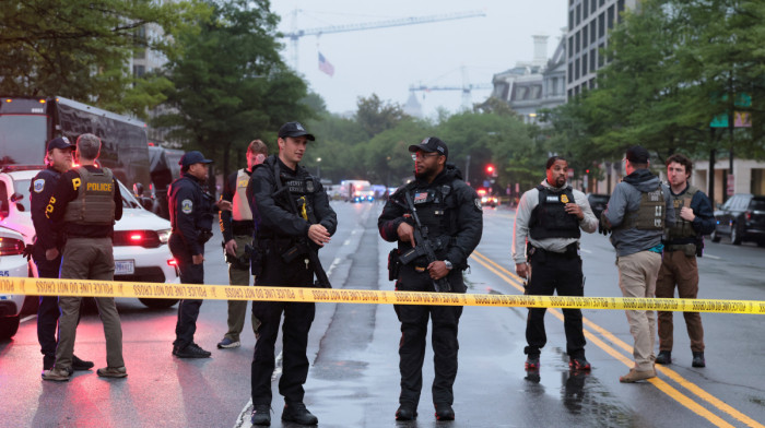 Suspect dies after trading gunfire with officers near White House