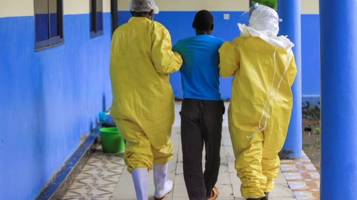 Ebola: suspected cases surpass 900 as WHO raises outbreak risk to 'very high'