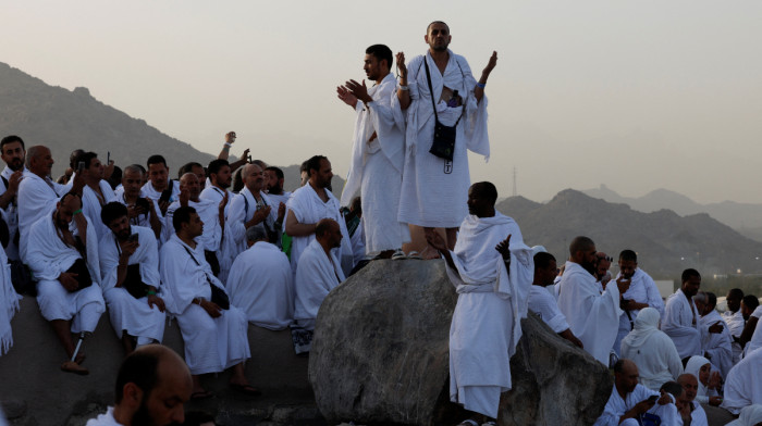 Muslims head to Mount Mercy for Hajj pilgrimage's most important day