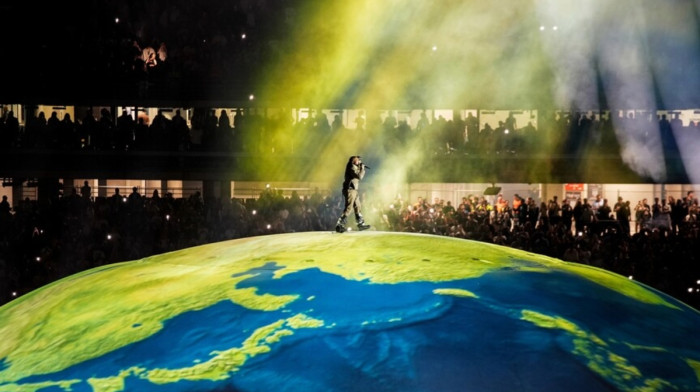 Kanye West draws 118,000 fans at Istanbul concert despite European bans