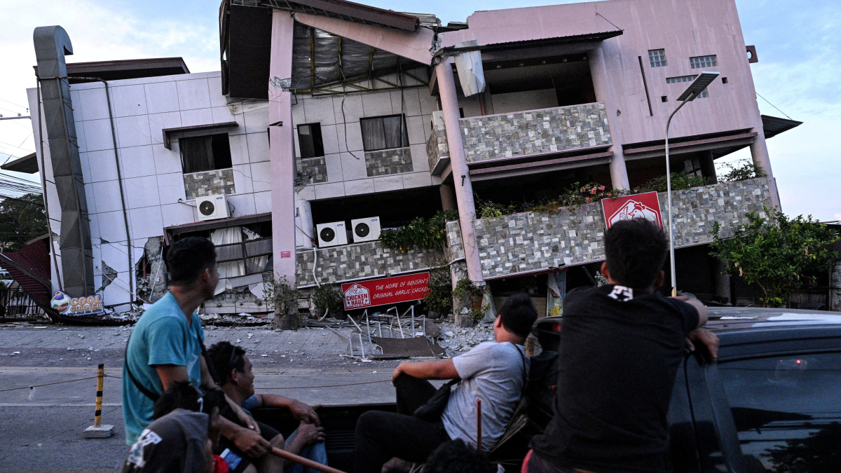 Death toll rises as rescuers search collapsed building after Philippines quake
