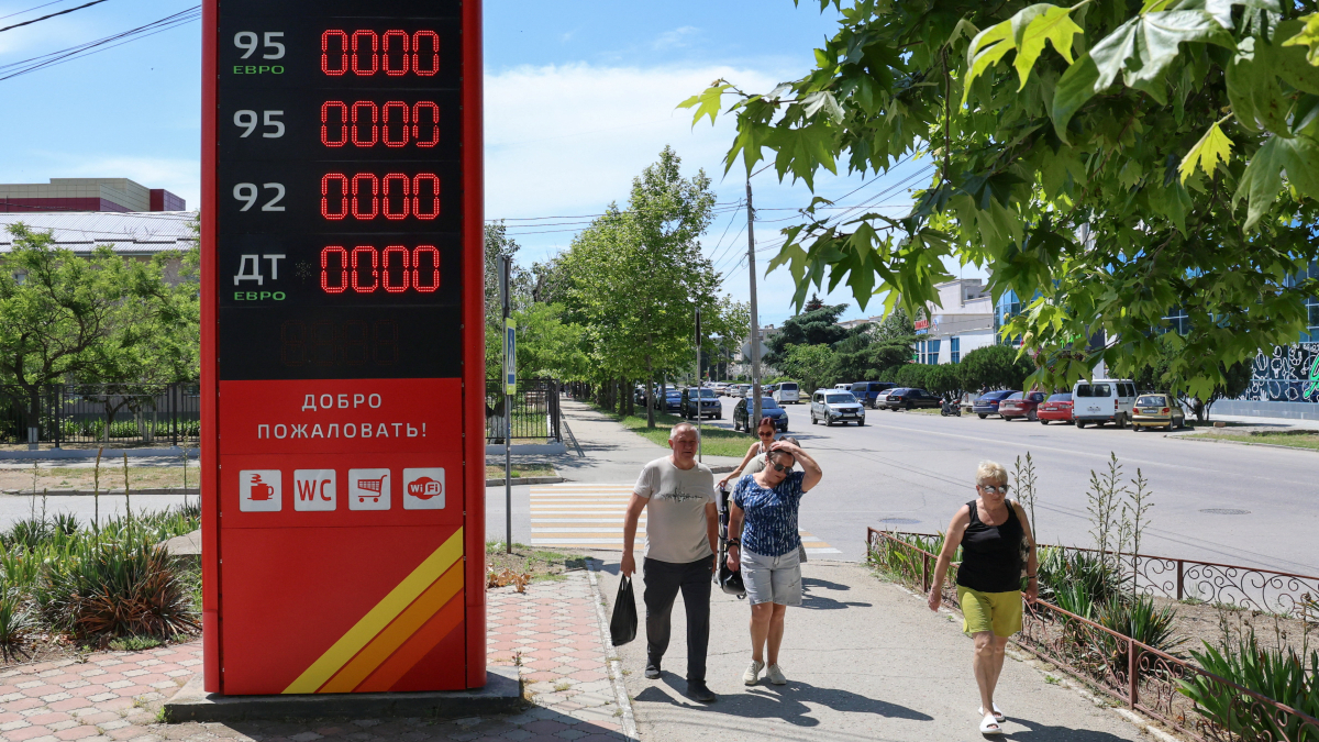 Crimea halts fuel sales to individuals and businesses