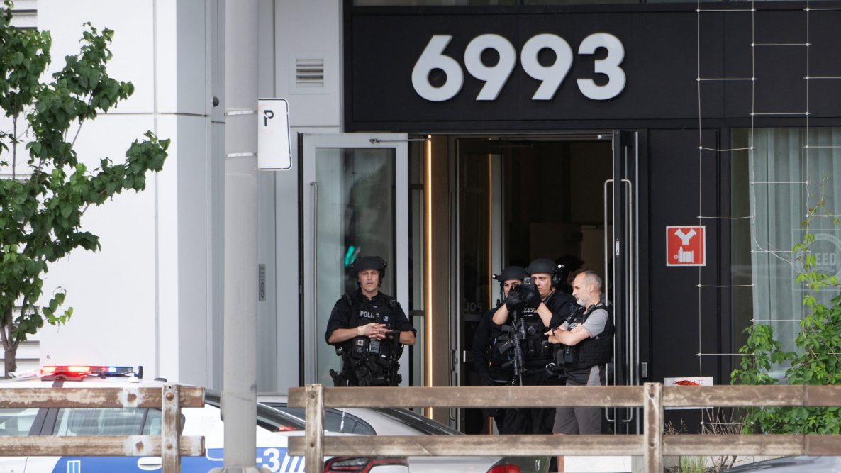 Montreal shooting leaves  police officer, suspect and one other dead