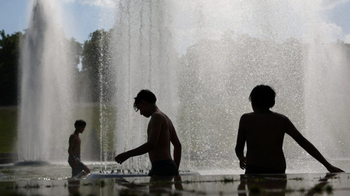 20 drown in France heatwave, two children die in hot car