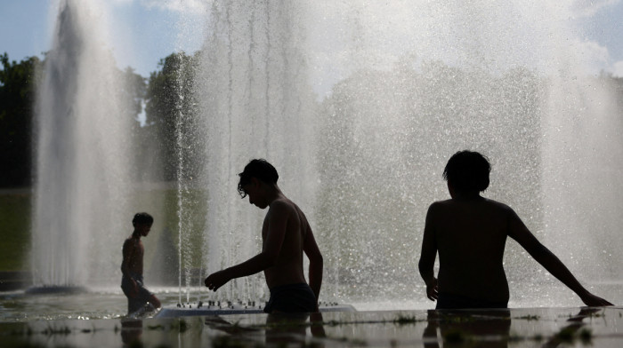 20 drown in France heatwave, two children die in hot car