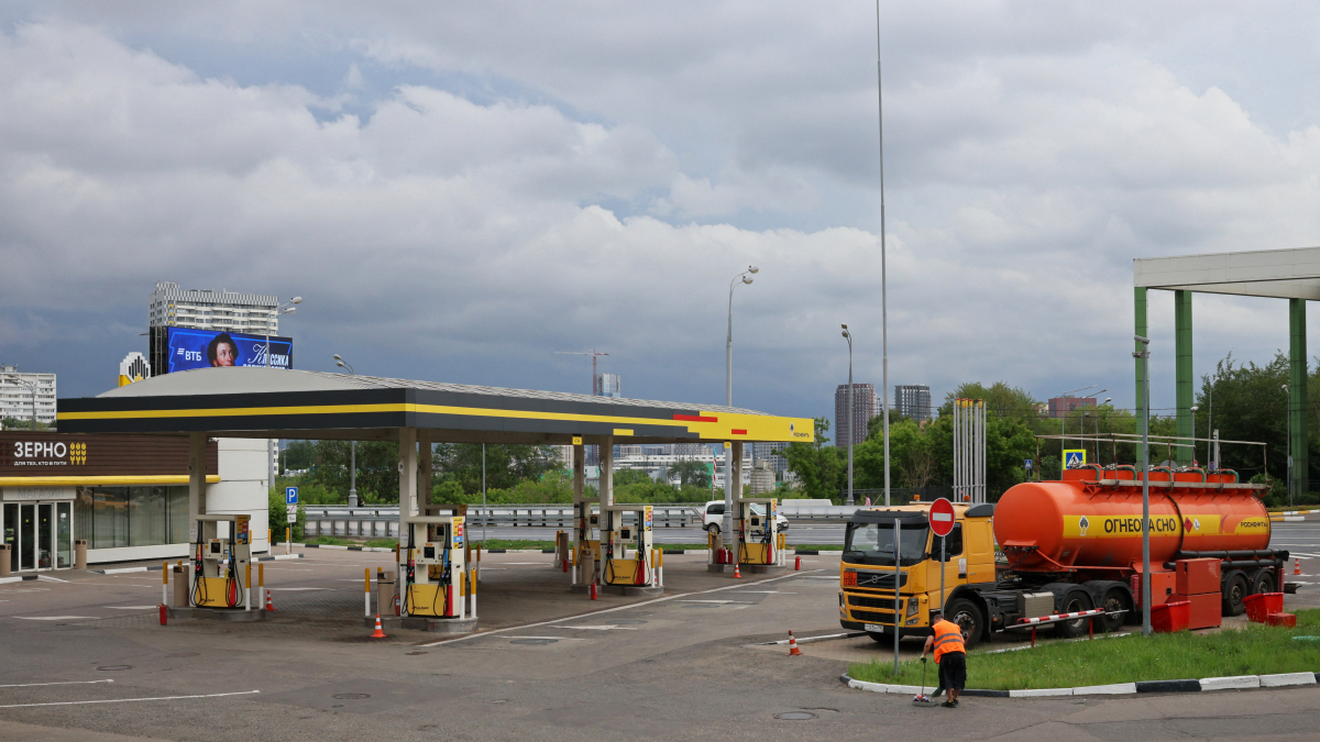 Russia rations fuel sales as refinery attacks tighten supplies