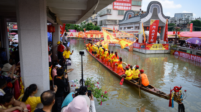 Villagers compete in 'F1 on water' dragon boat race during China festival