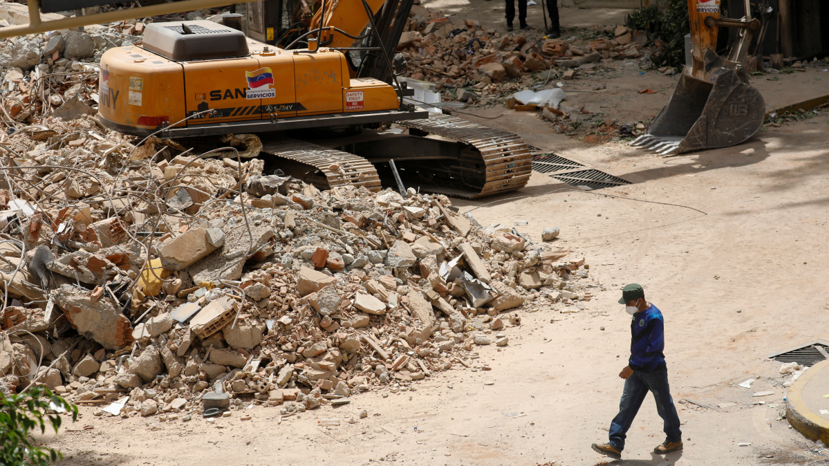 Survivors dig by hand as Venezuela death toll feared to be in the thousands