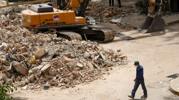 Survivors dig by hand as Venezuela death toll feared to be in the thousands