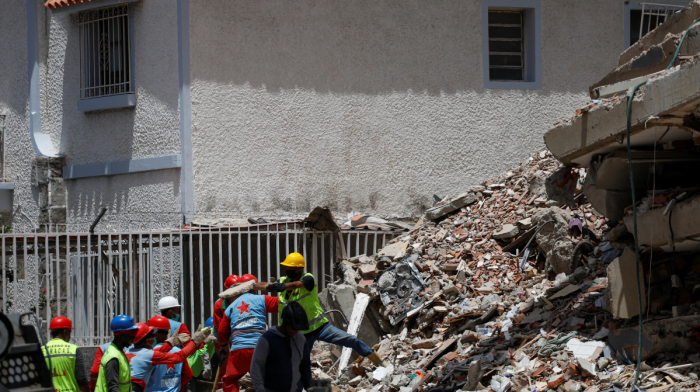 Venezuela earthquake death toll rises above 900 as rescuers search for survivors