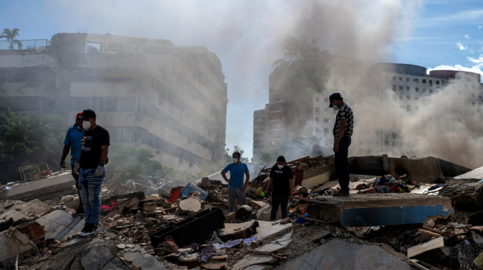 Venezuela earthquakes: Rescue teams listen for signs of life as death toll tops 1,450