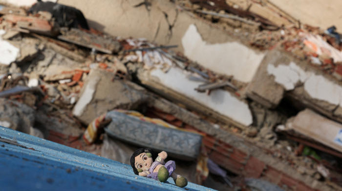 Young survivors of Venezuela quakes run shelters as search drags on