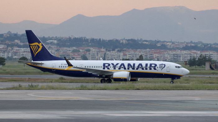 Ryanair plane returns after window breaks during flight