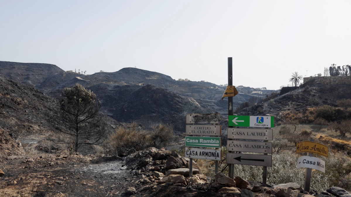 Firefighters battle deadly wildfire in southern Spain