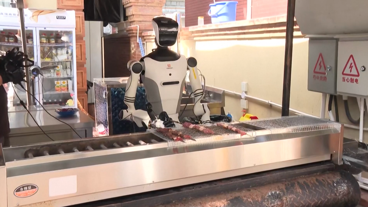 Humanoid robot cooking show turns heads in Xinjiang