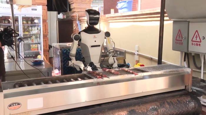 Humanoid robot cooking show turns heads in Xinjiang