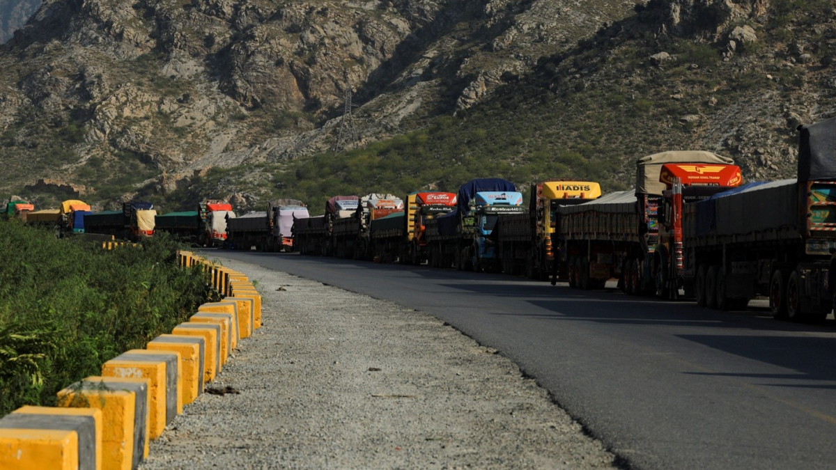 Afghan transit trade through Pakistan plunges as Kabul shifts to regional routes