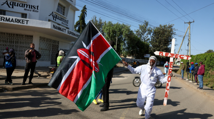 Ebola death toll nears 1,000 in Congo as quarantined Americans in Kenya spark controversy