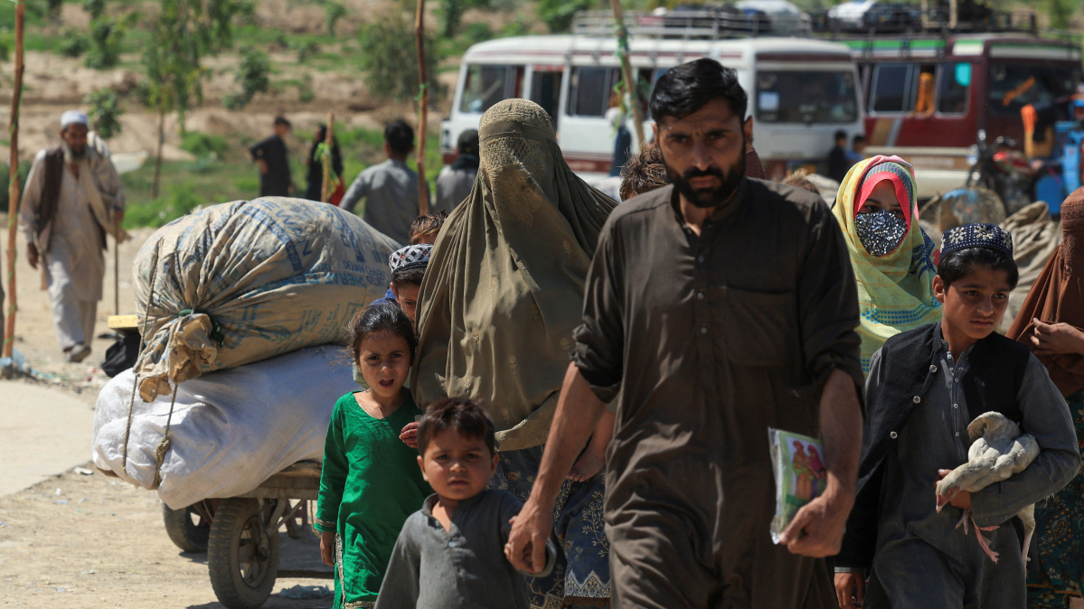 More than 800 Afghan migrants return after release from Pakistan prisons
