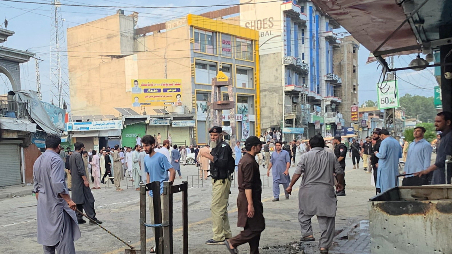 Suicide bombing at Pakistan police station kills 17 at pro-police rally