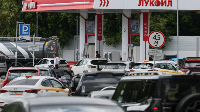 Moscow fuel queues add to pressure on Russia’s rouble