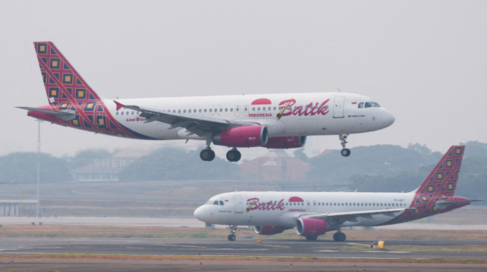 Jakarta airports reopen as fresh Anak Krakatau eruptions threaten further disruption