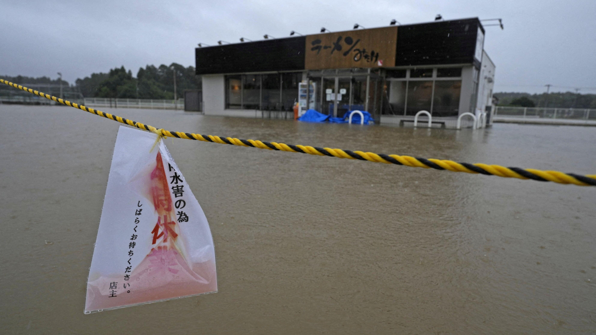 Japan: Landslide warnings and evacuation orders as Typhoon Dujuan approaches