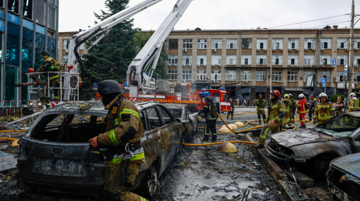Russian strikes halt Ukraine steelmaker, kill seven in Kyiv