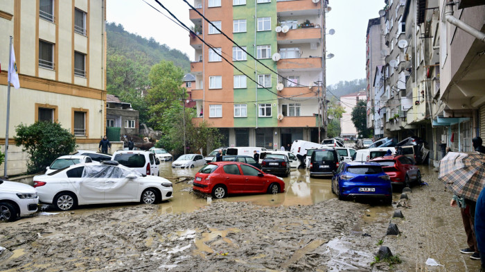 İstanbul flooding kills teenager, strands residents and disrupts transport