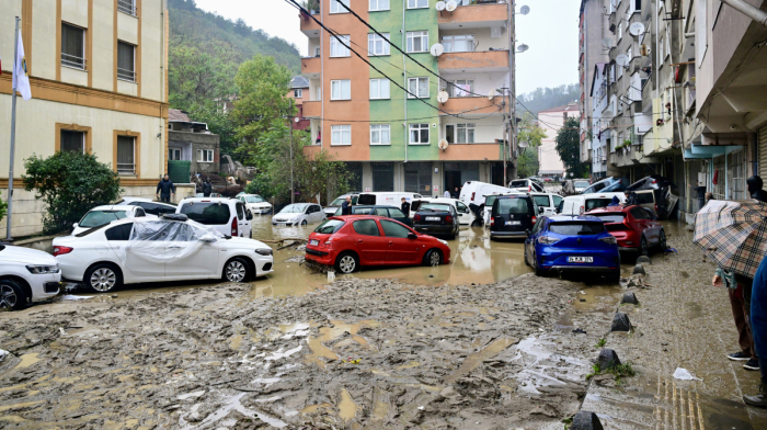 İstanbul flooding kills teenager, strands residents and disrupts transport