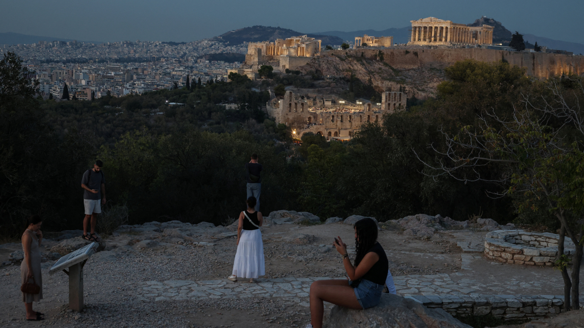 Greece passes social media ban for under-15s from 2027
