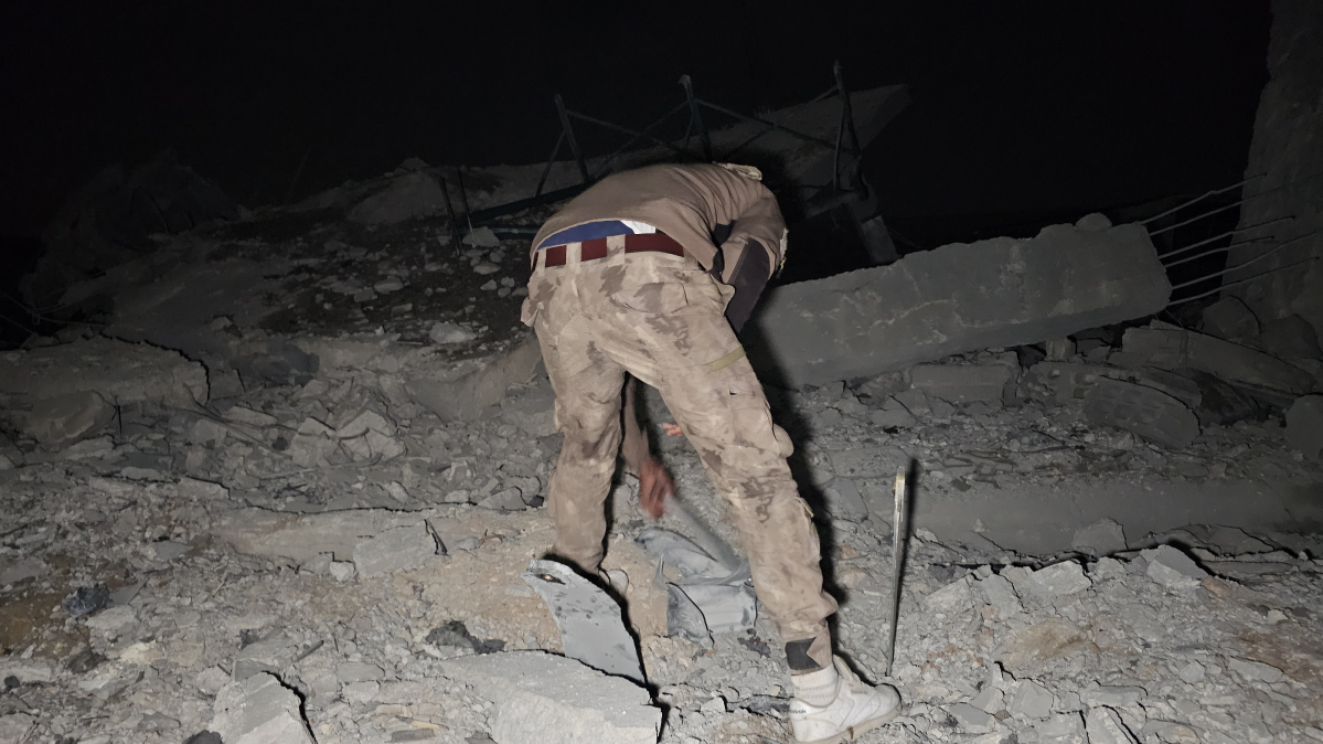 Syria condemns Jordanian strikes, closes border crossing