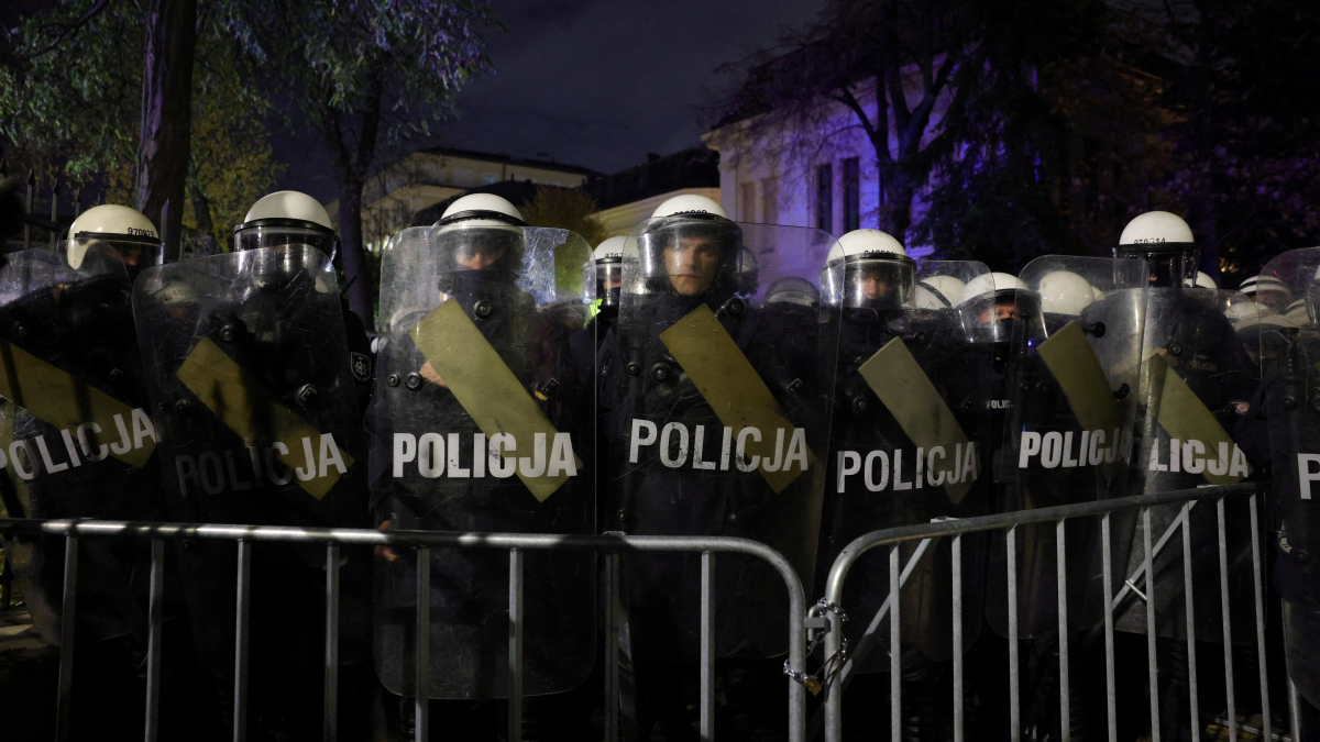 Police deployed at Polish top court as judiciary row escalates
